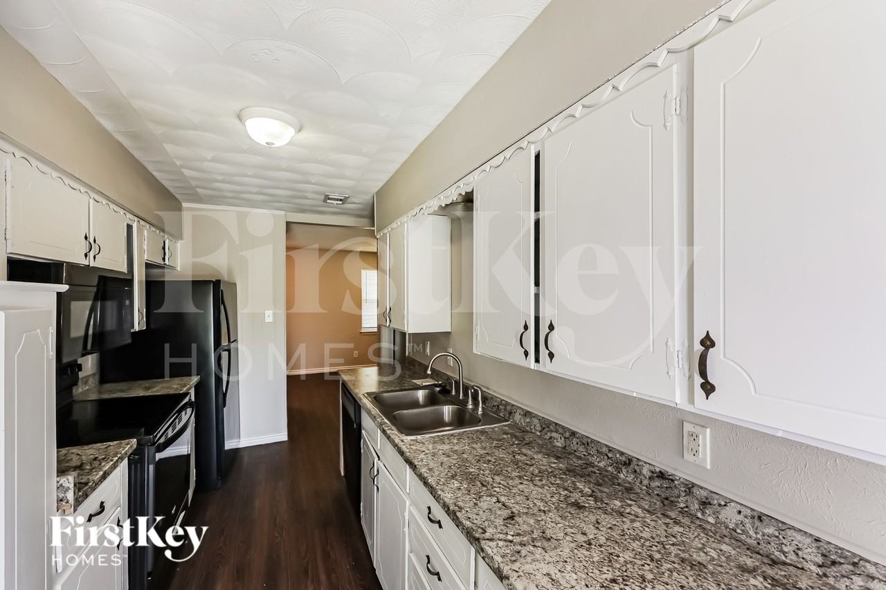 902 Poinsettia Drive - Photo 5 of 16