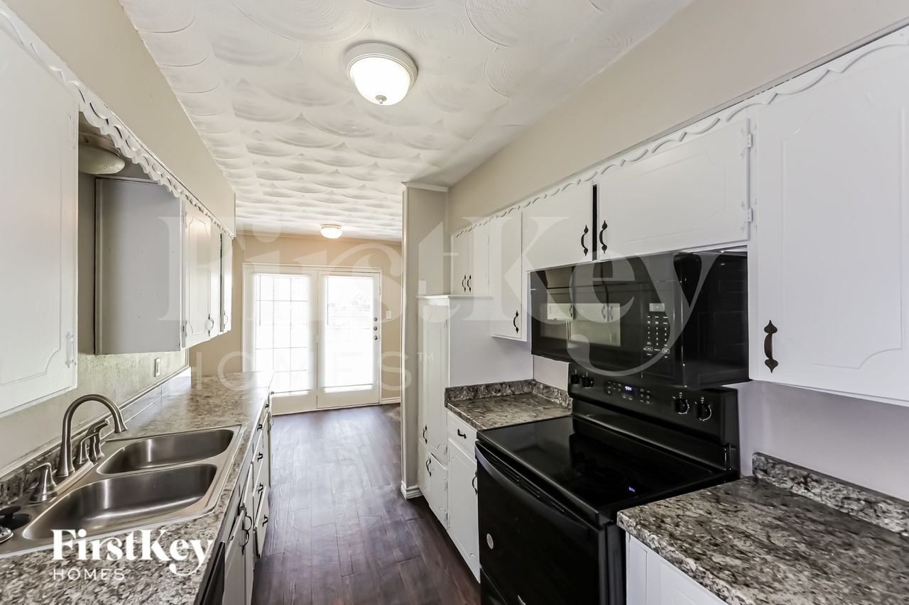 902 Poinsettia Drive - Photo 6 of 16