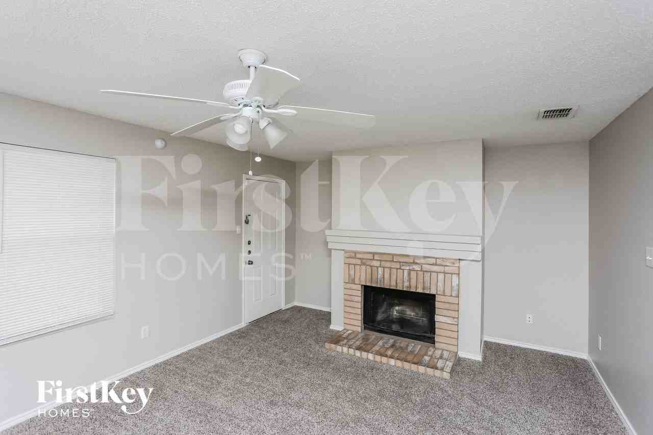 8709 Saddle Ridge Cir - Photo 3 of 15