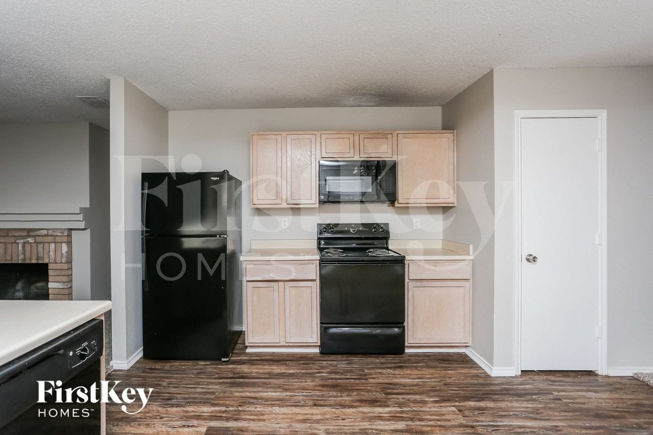 8709 Saddle Ridge Cir - Photo 5 of 15