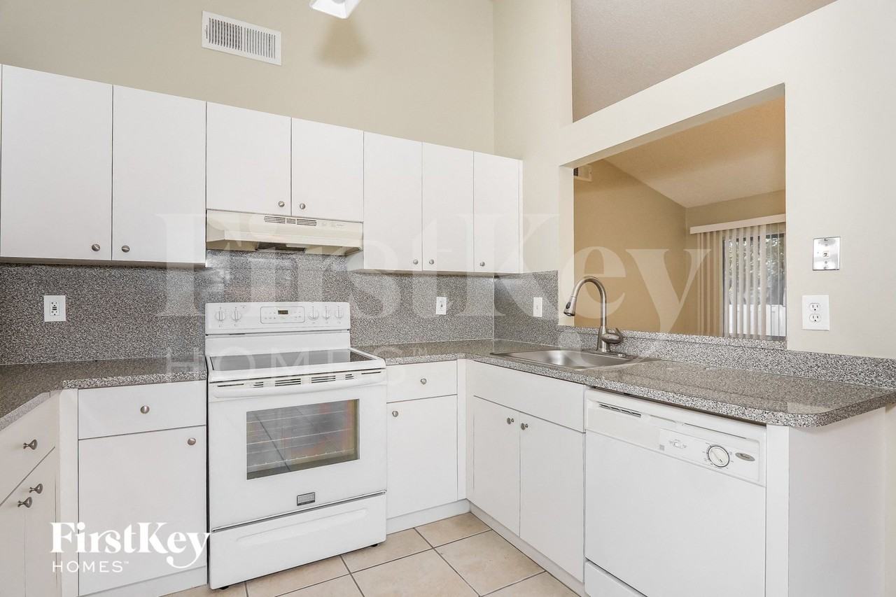 8666 Sw 14th St - Photo 7 of 15