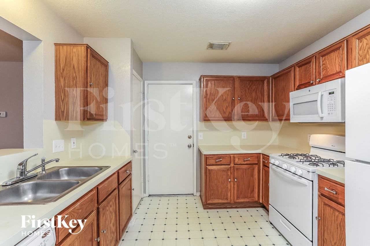 8614 East Rachlin Circle - Photo 5 of 15