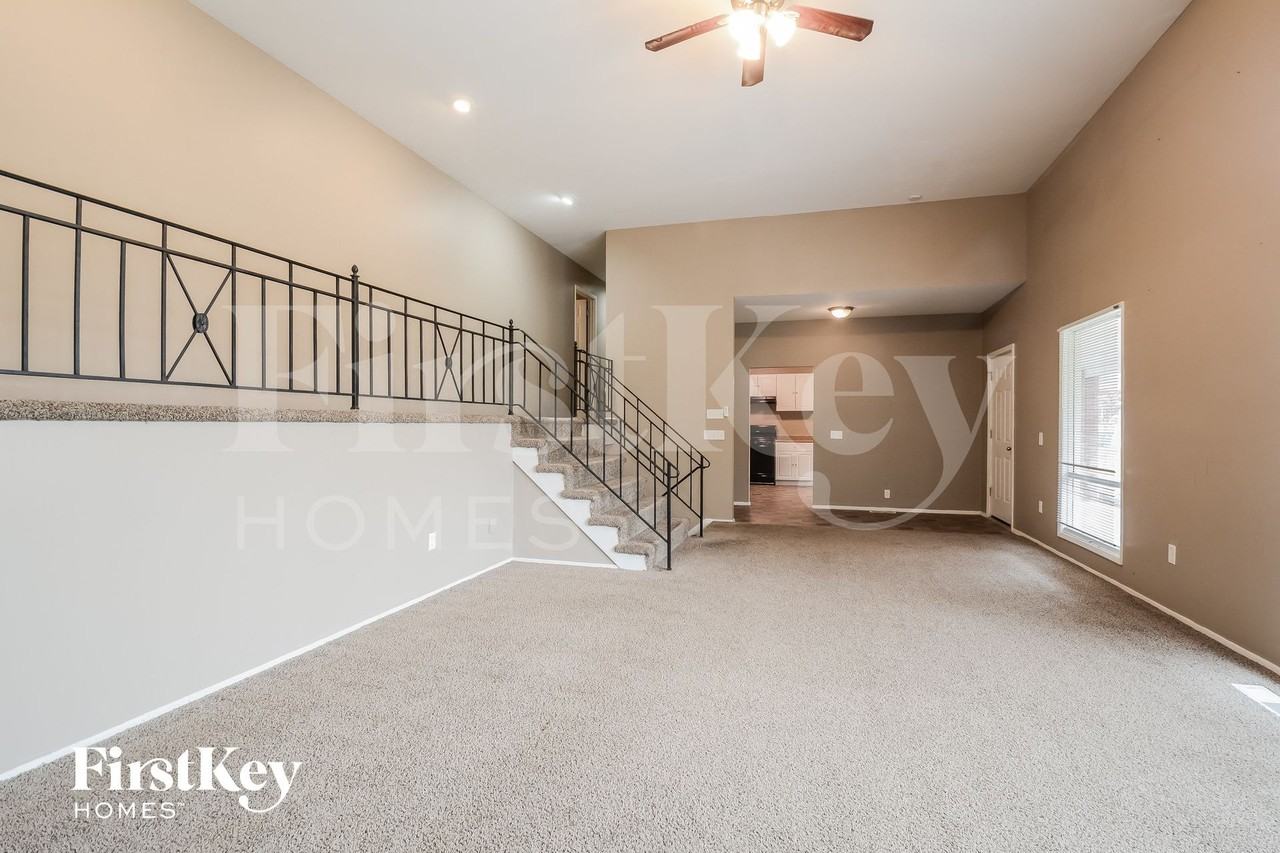 844 Townhouse Ln - Photo 3 of 14