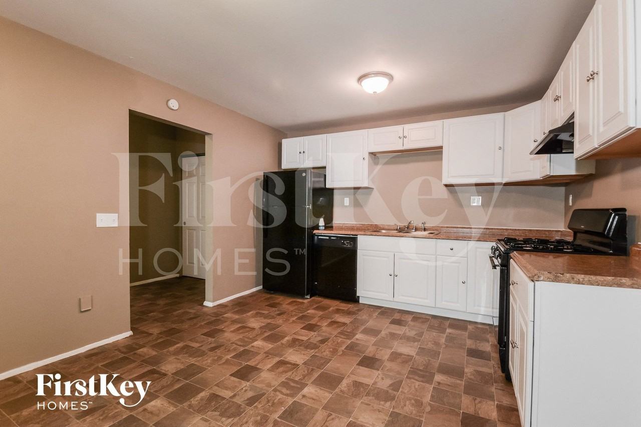 844 Townhouse Ln - Photo 4 of 14