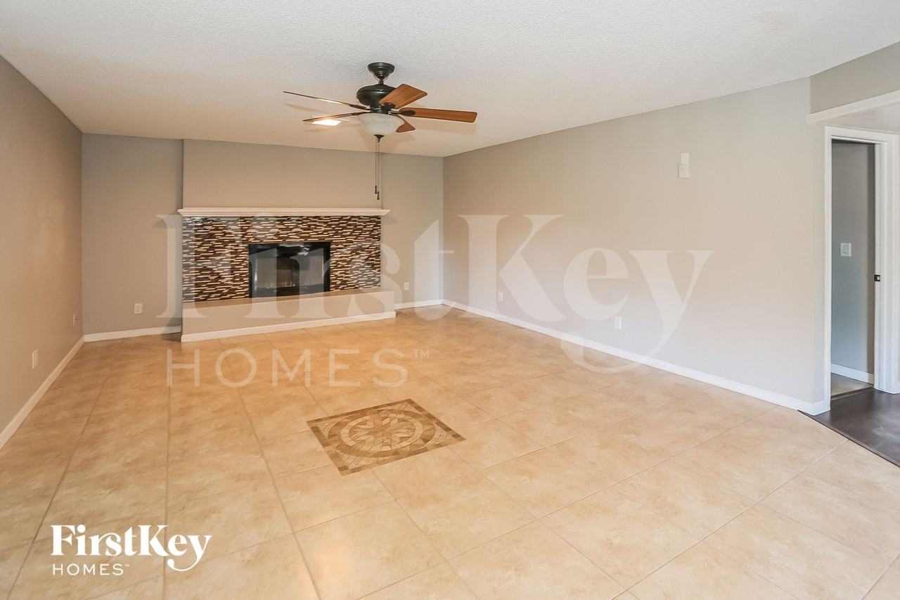 8427 N 47th Dr - Photo 2 of 15