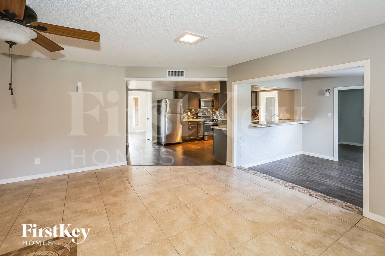 8427 N 47th Dr - Photo 3 of 15