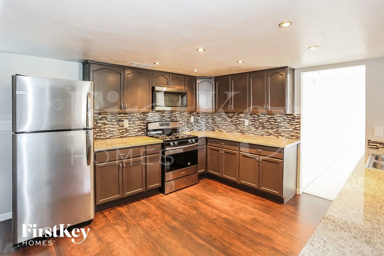 8427 N 47th Dr - Photo 5 of 15