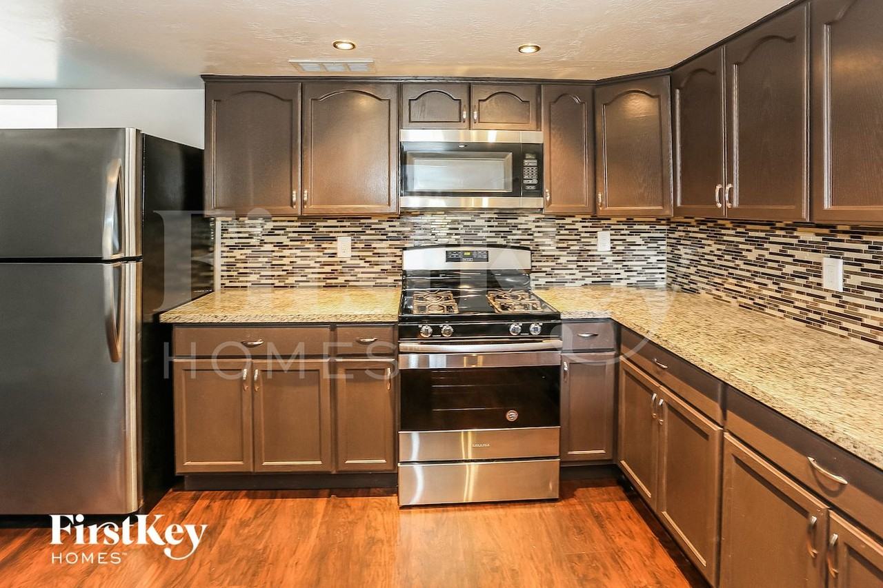 8427 N 47th Dr - Photo 6 of 15