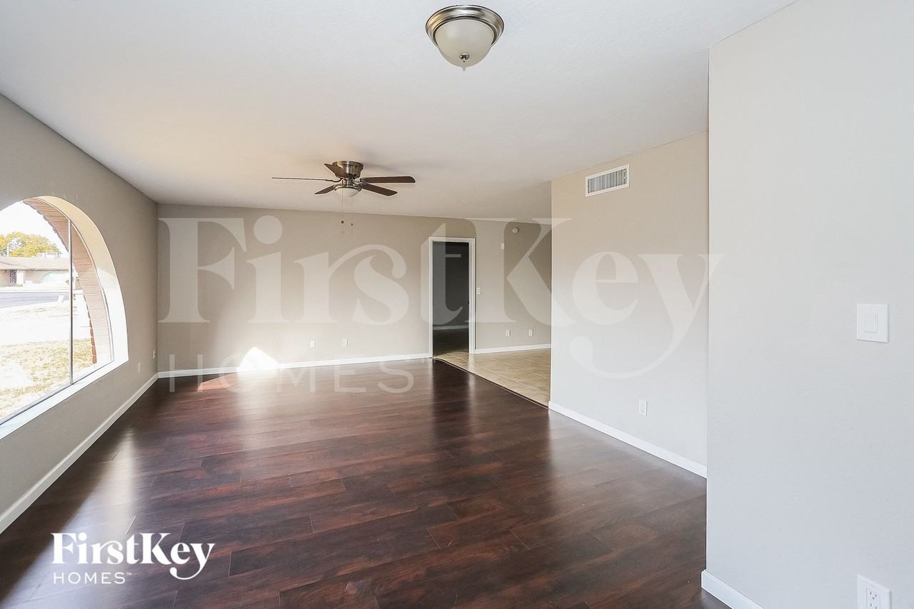 8427 N 47th Dr - Photo 7 of 15