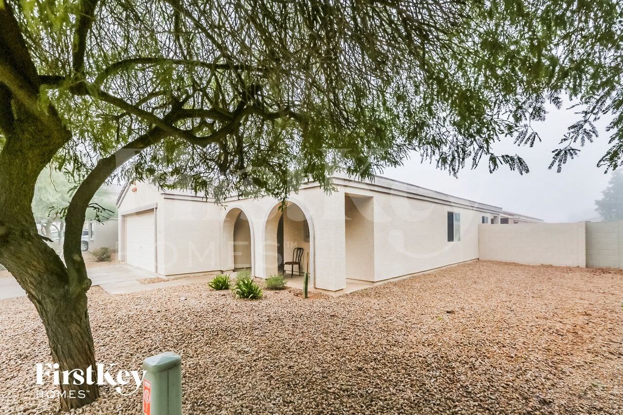 8338 W Hughes Dr - Photo 2 of 15