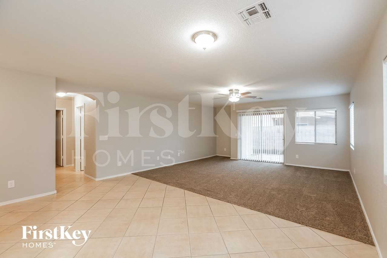 8338 W Hughes Dr - Photo 4 of 15