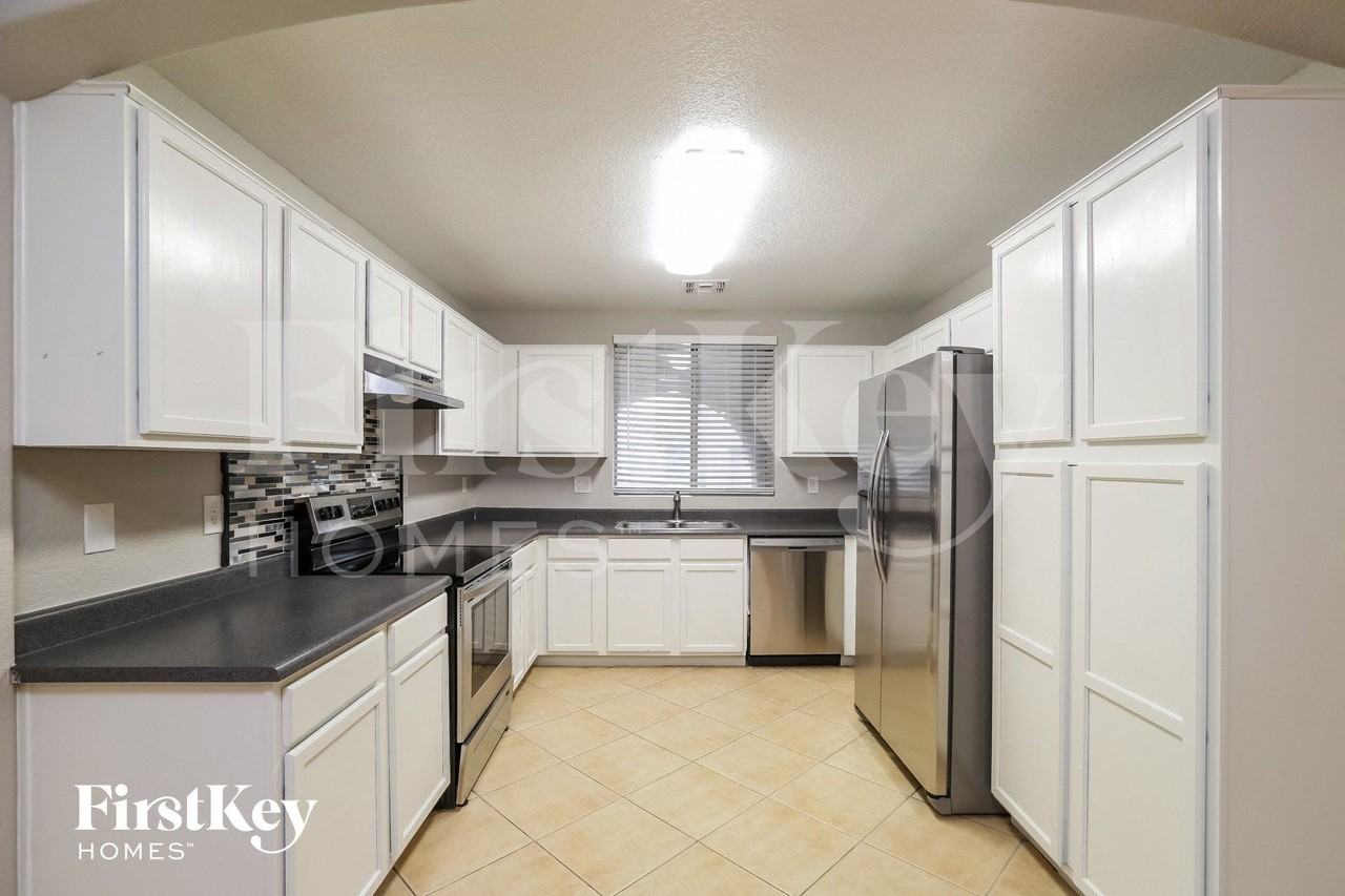 8338 W Hughes Dr - Photo 5 of 15