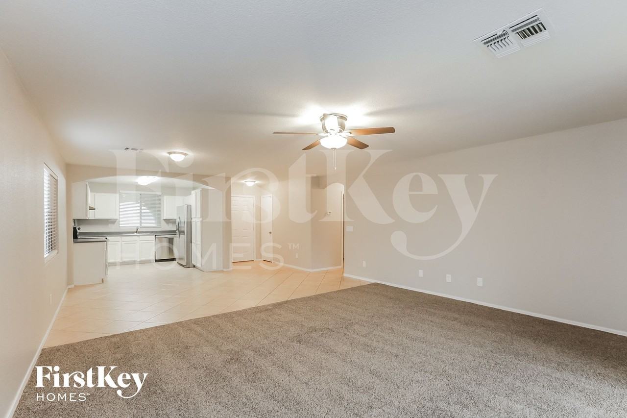 8338 W Hughes Dr - Photo 7 of 15