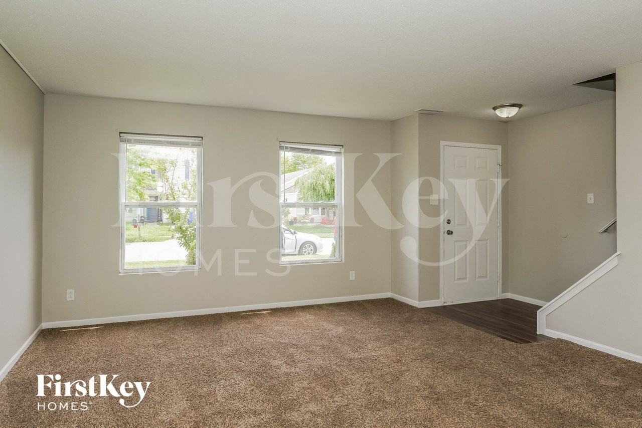 831 Olmsted Dr - Photo 4 of 15