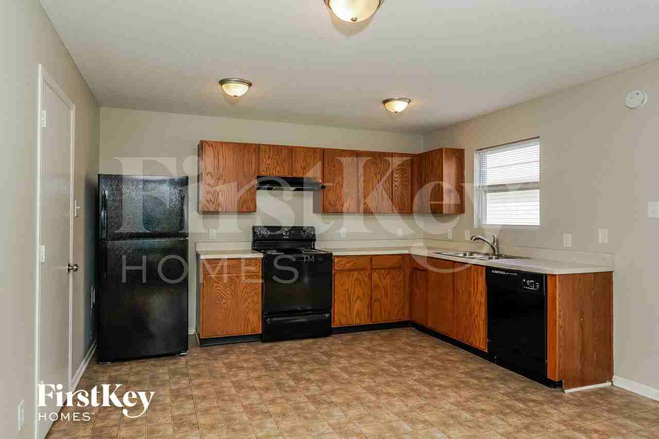 831 Olmsted Dr - Photo 5 of 15