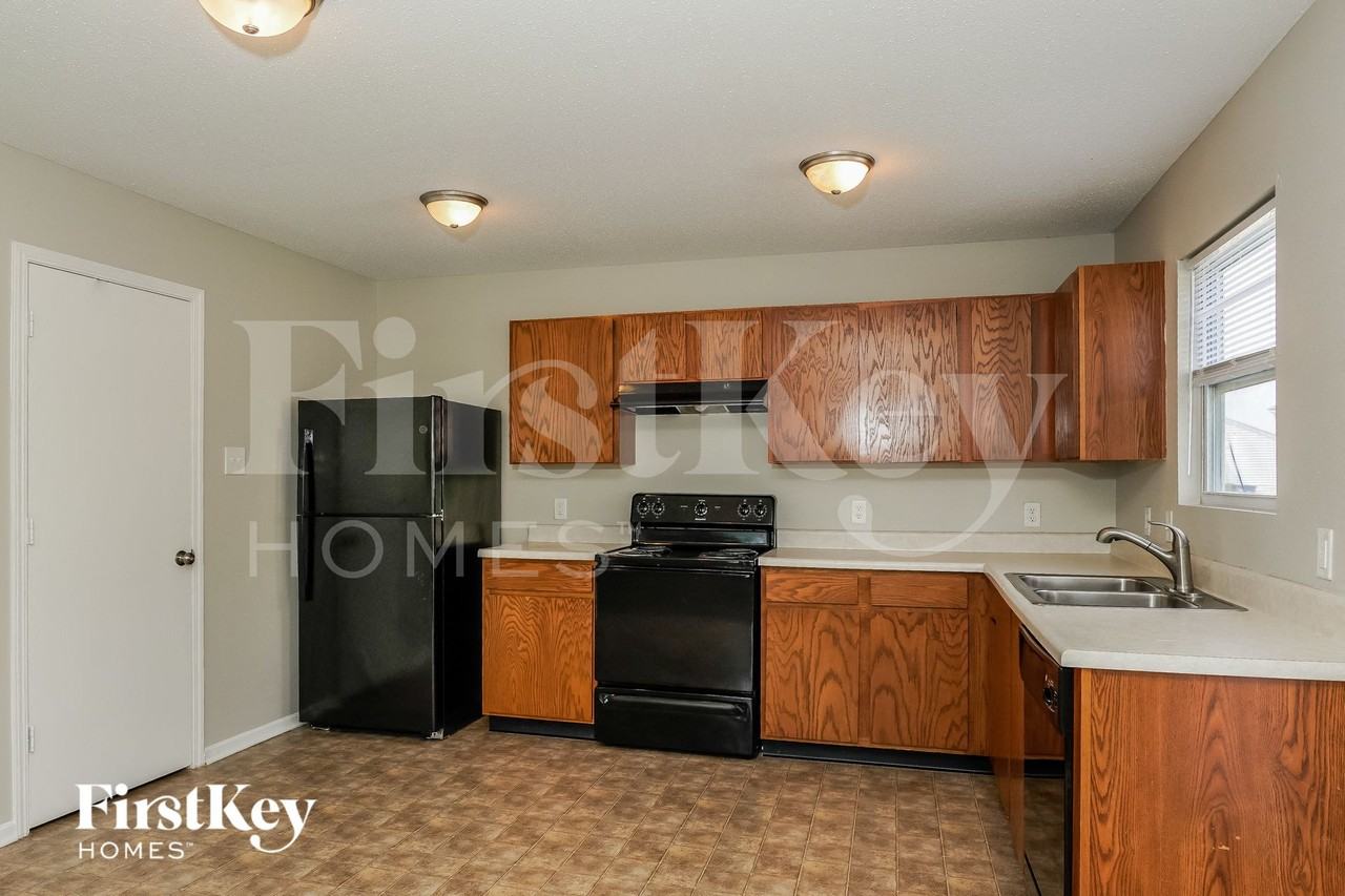 831 Olmsted Dr - Photo 6 of 15