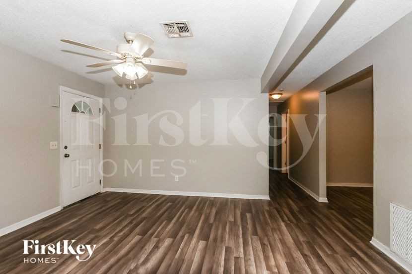 830 Burland St - Photo 3 of 16