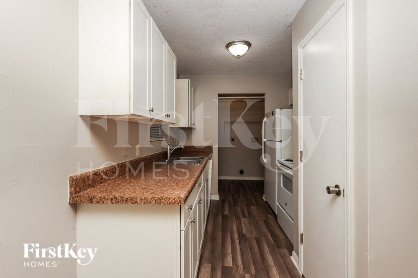 830 Burland St - Photo 4 of 16