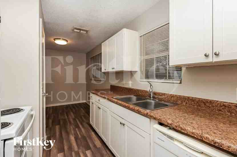 830 Burland St - Photo 5 of 16