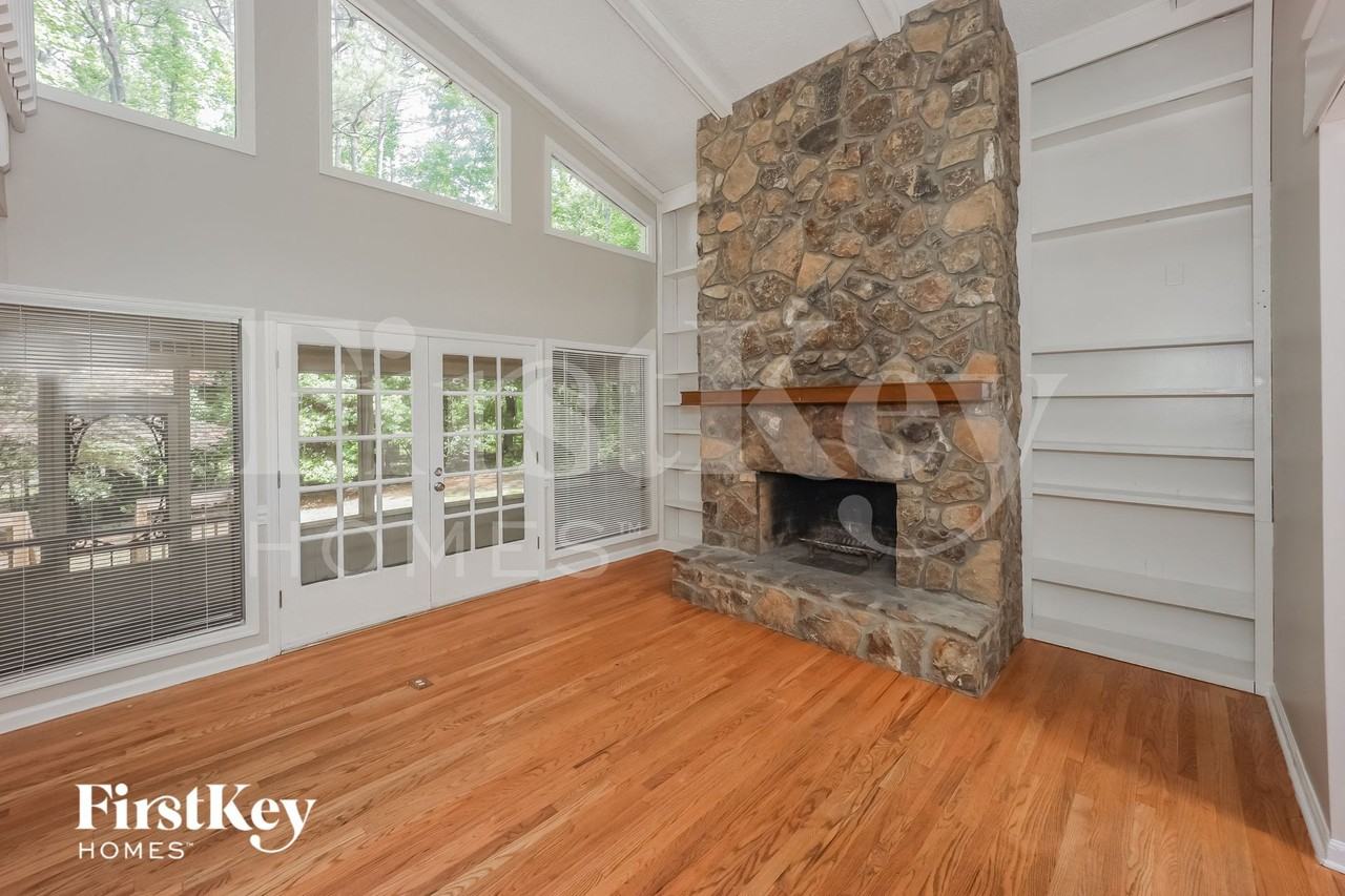 815 San Remo Court - Photo 3 of 15