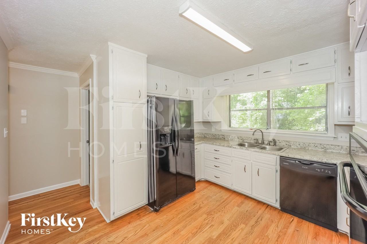 815 San Remo Court - Photo 7 of 15