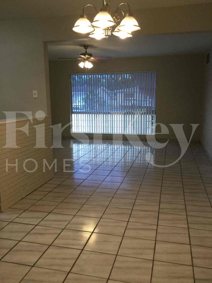 7925 Indigo St - Photo 3 of 22