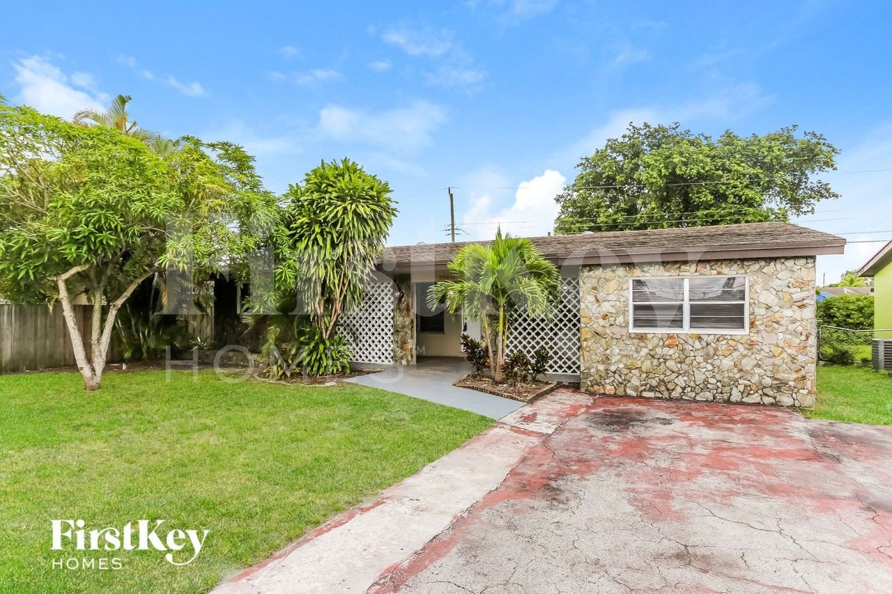 7560 Venetian St - Photo 2 of 15