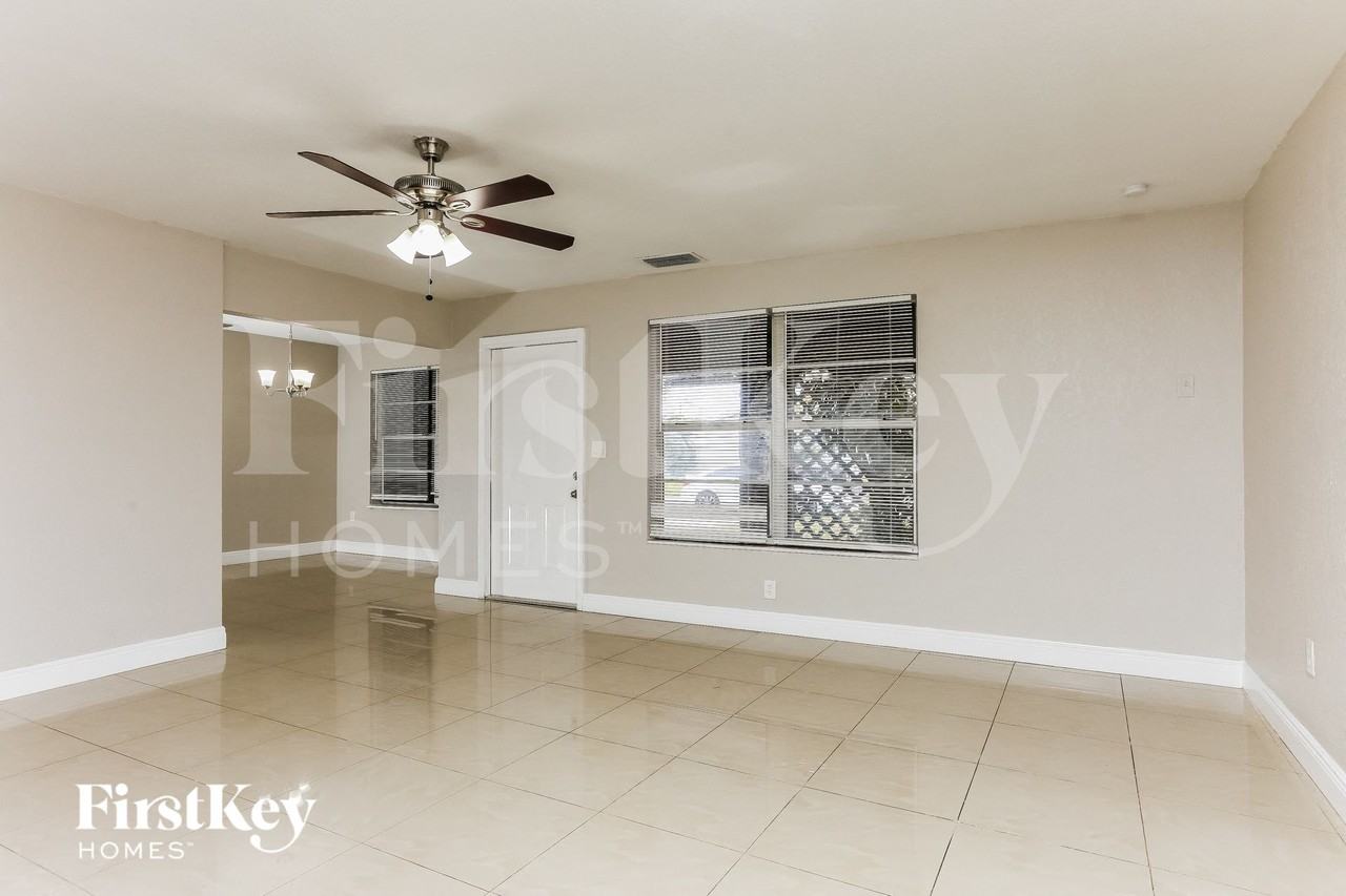 7560 Venetian St - Photo 3 of 15