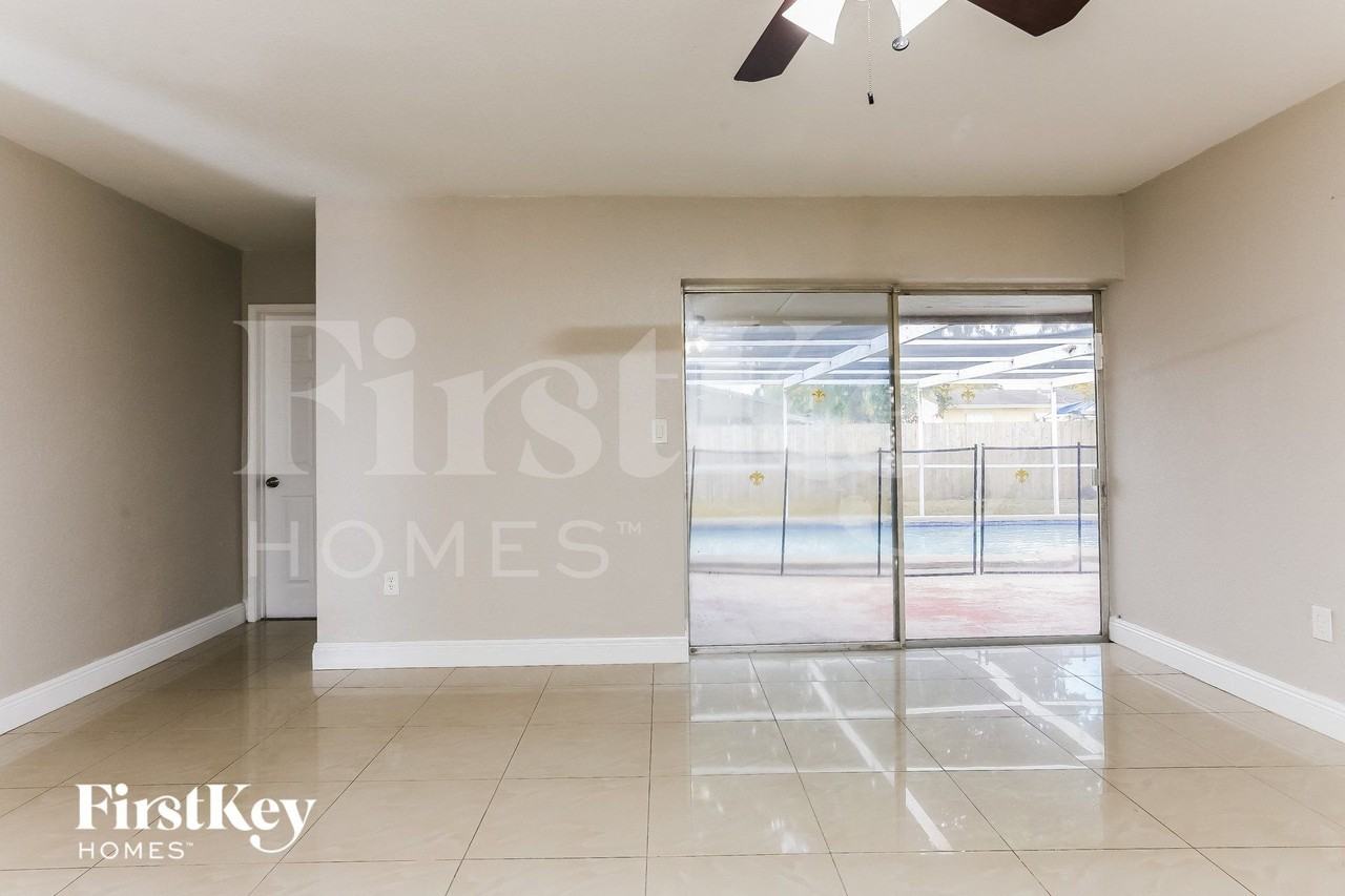 7560 Venetian St - Photo 4 of 15