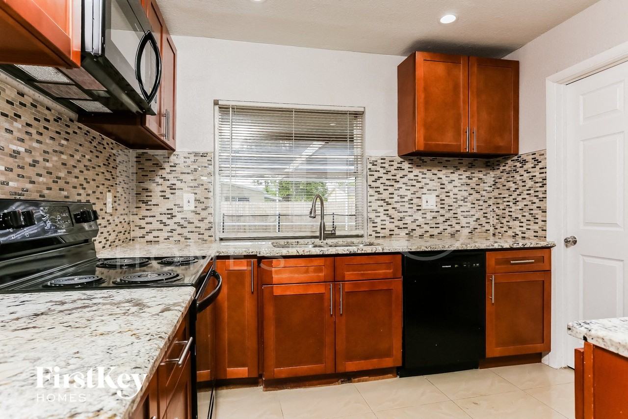 7560 Venetian St - Photo 6 of 15