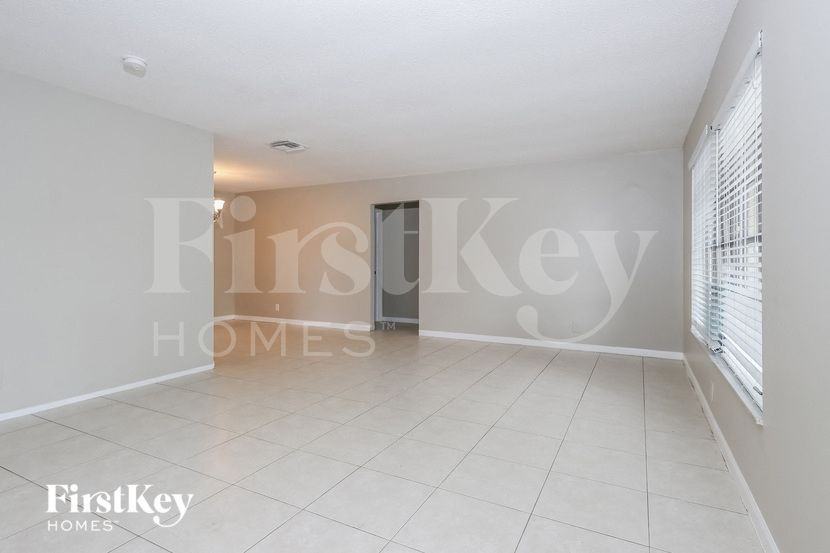 7401 Nw 58th St - Photo 4 of 15