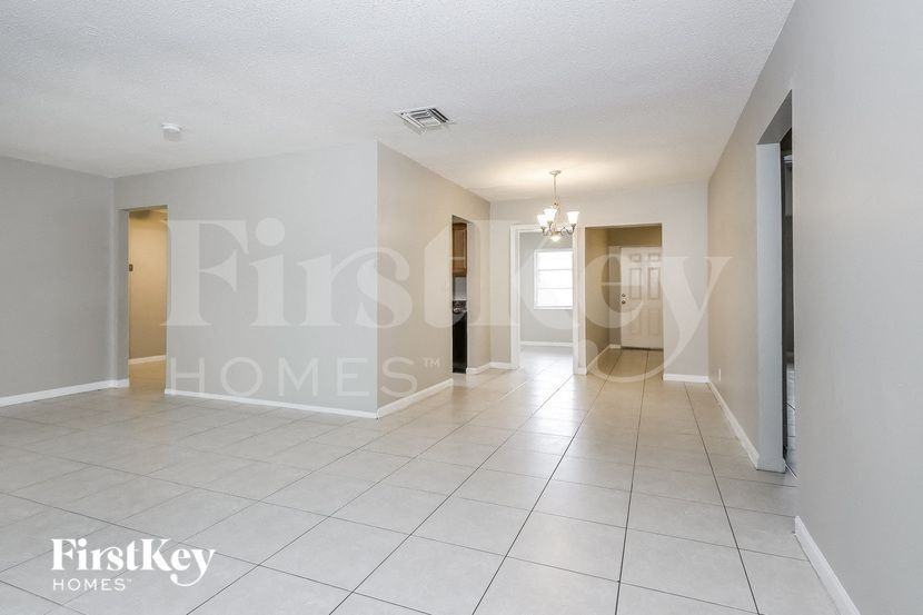 7401 Nw 58th St - Photo 5 of 15