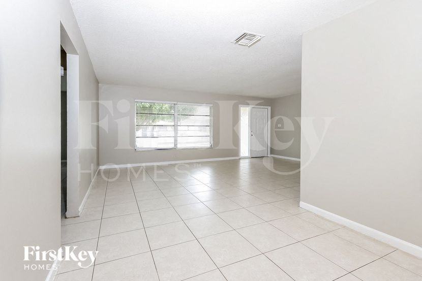 7401 Nw 58th St - Photo 6 of 15