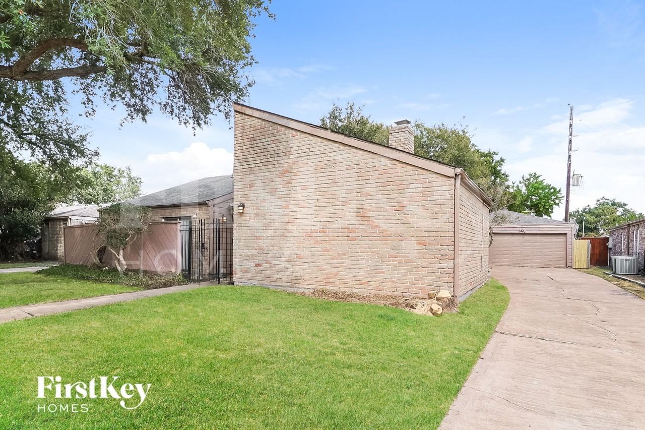 7311 Las Brisas Dr - Photo 2 of 16