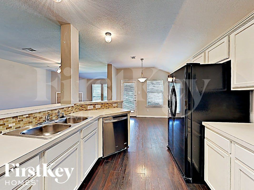 724 Bamboo Dr - Photo 4 of 17