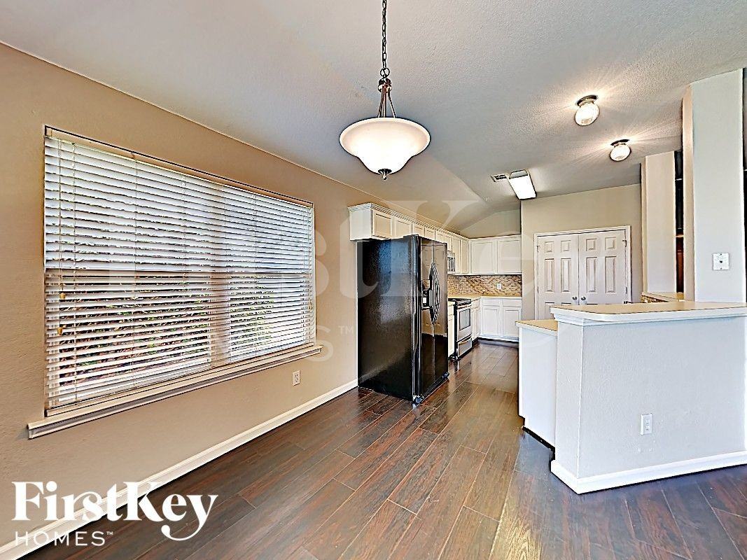 724 Bamboo Dr - Photo 5 of 17