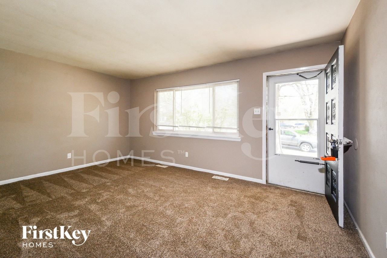 712 Undercliffe Drive - Photo 3 of 15