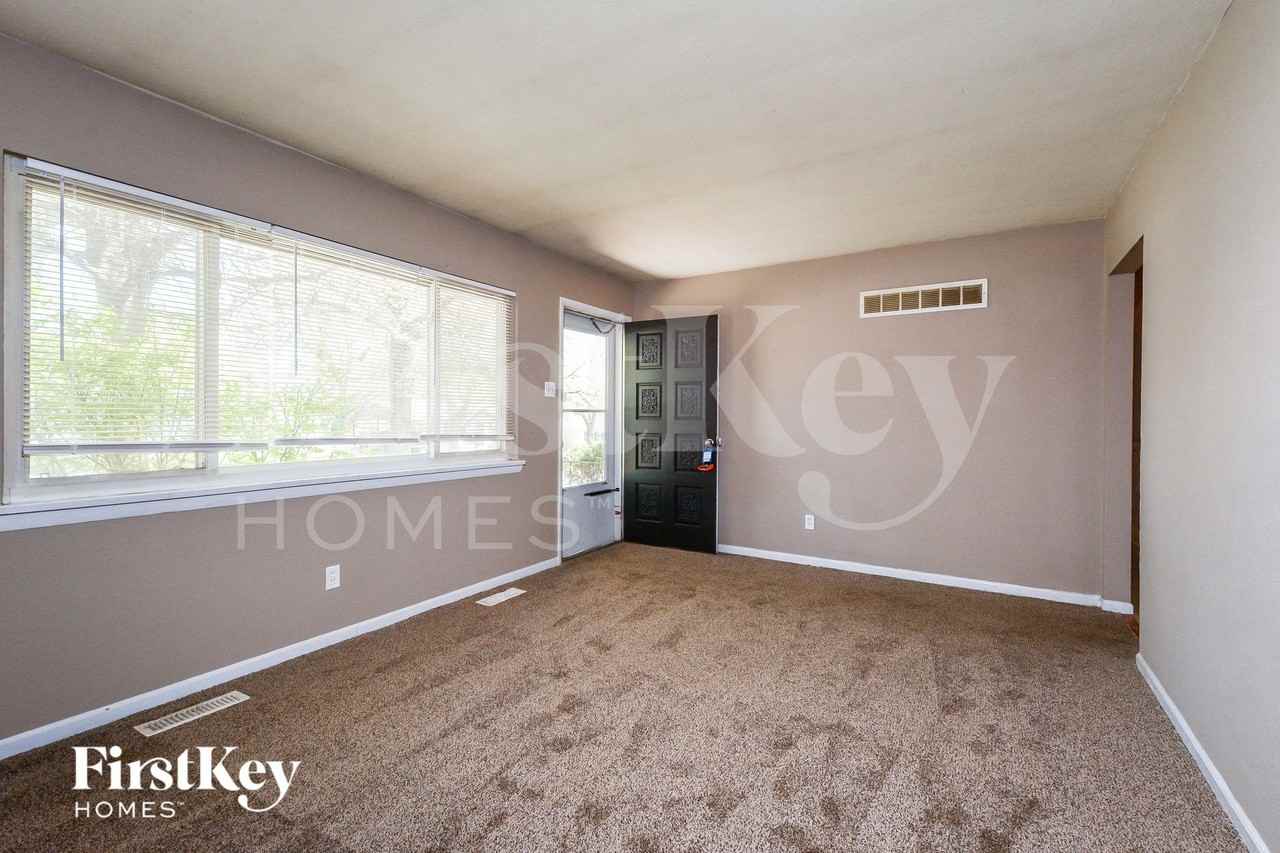 712 Undercliffe Drive - Photo 4 of 15