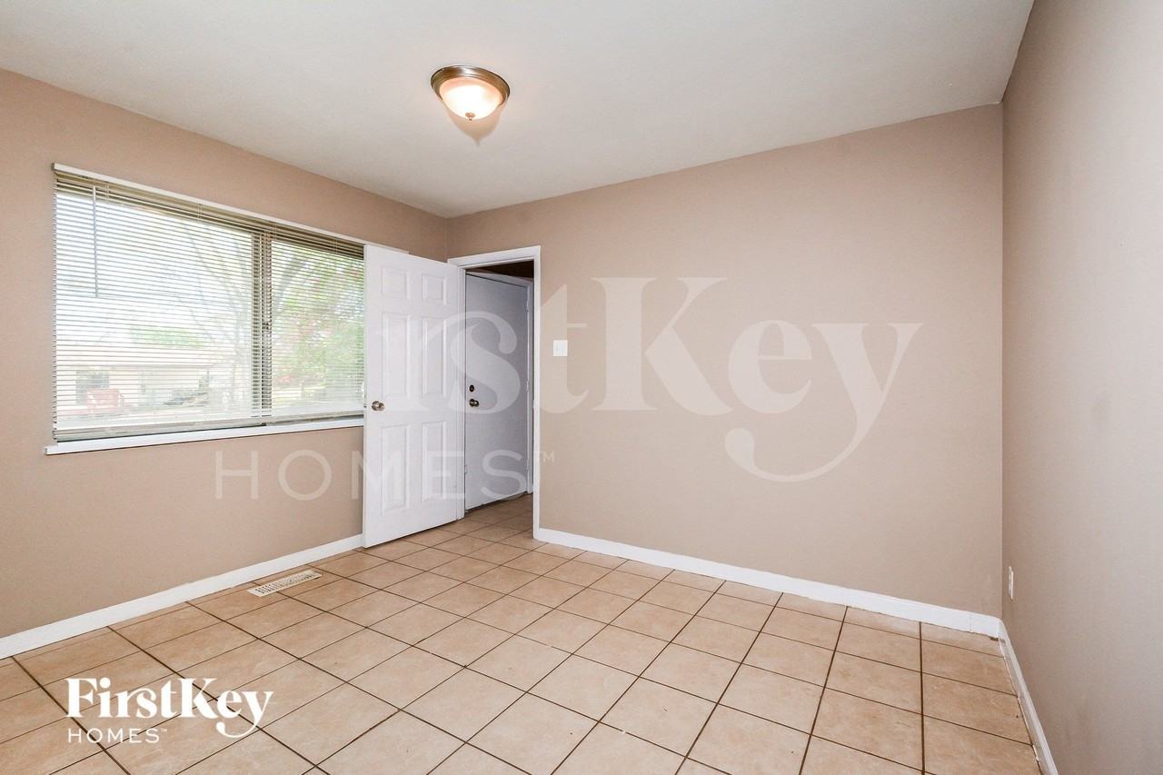 712 Undercliffe Drive - Photo 5 of 15