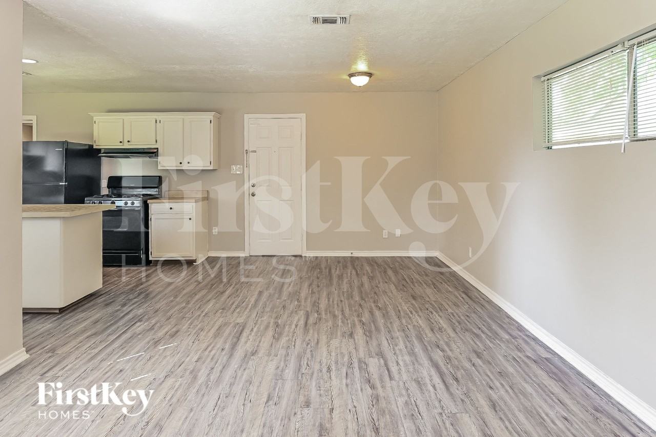 712 Mccardell St - Photo 3 of 16