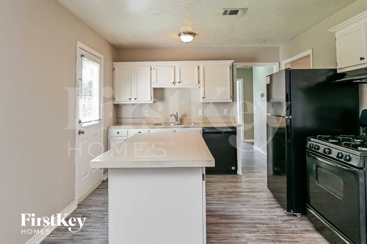 712 Mccardell St - Photo 5 of 16