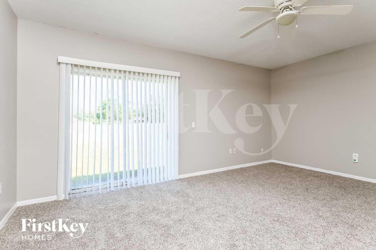 702 Cotulla Dr - Photo 4 of 17