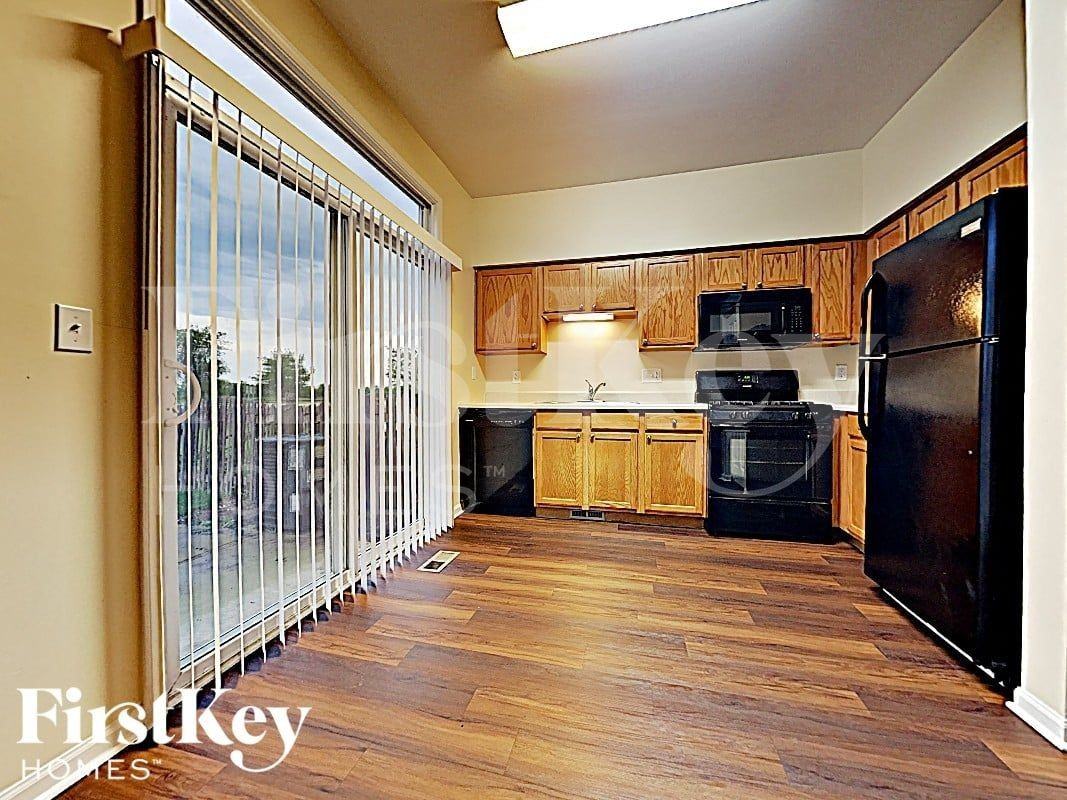 674 Edward Dr - Photo 4 of 15