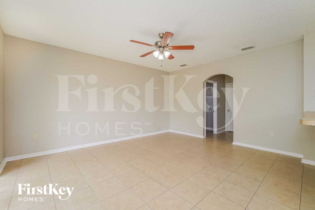660 Floridian Dr - Photo 3 of 18