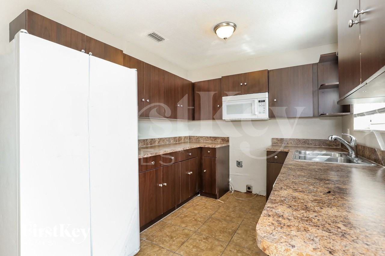 6532 Eaton St - Photo 4 of 15