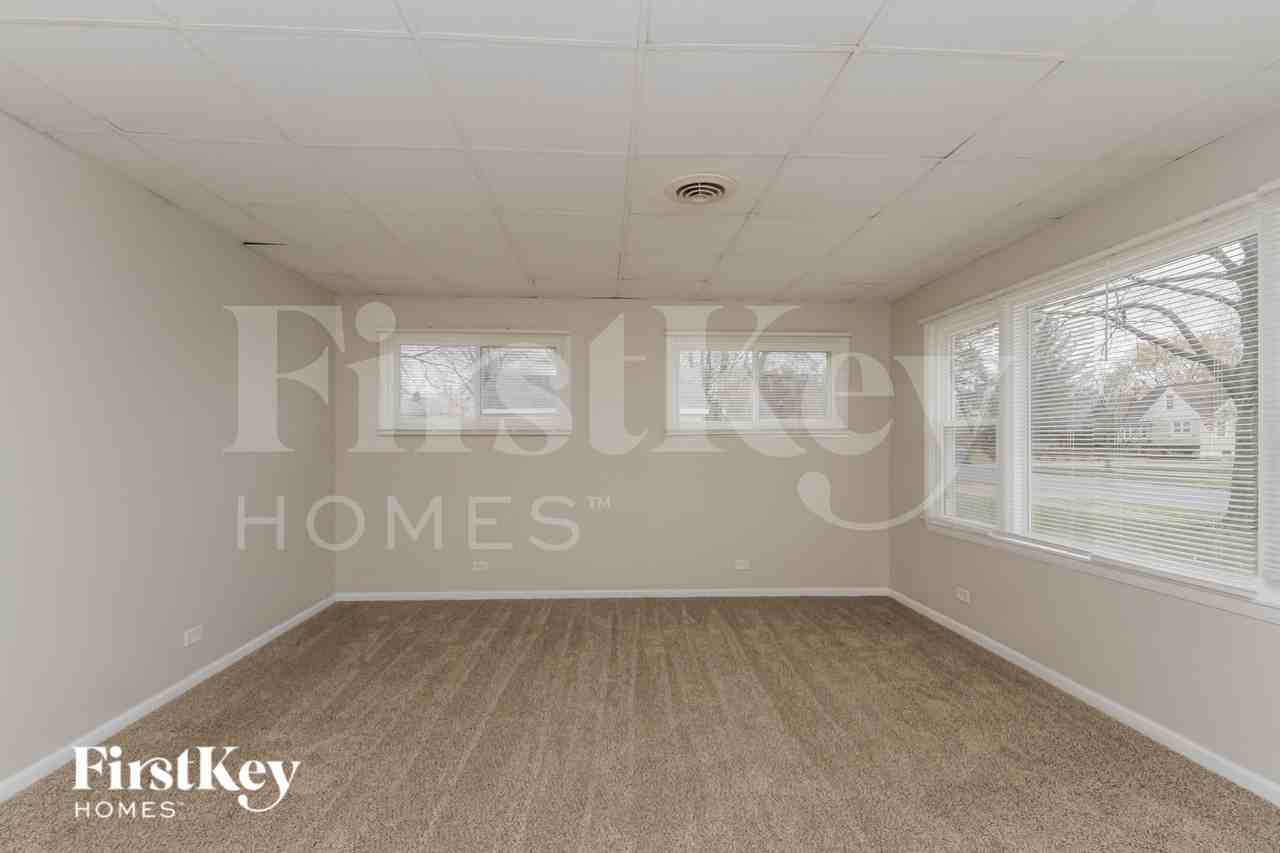 639 N Martha St - Photo 4 of 19