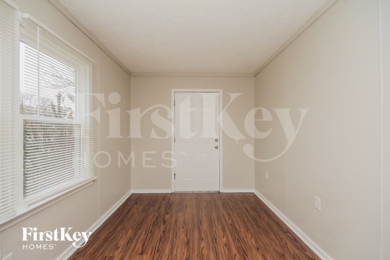 639 N Martha St - Photo 6 of 19