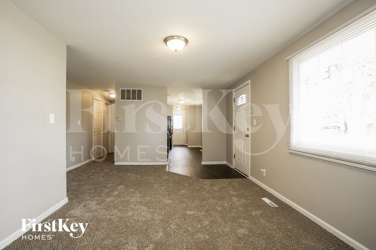 636 Jefferson Ave - Photo 4 of 15