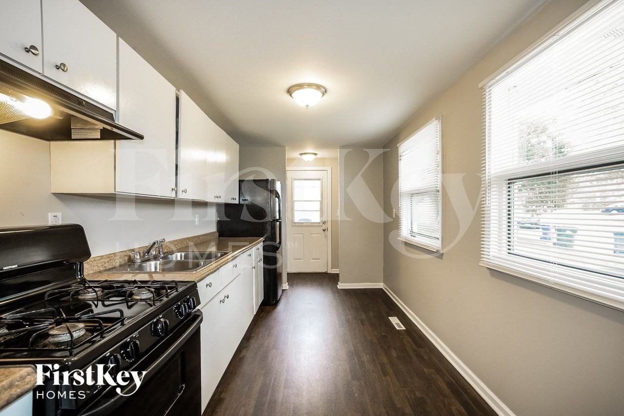 636 Jefferson Ave - Photo 5 of 15