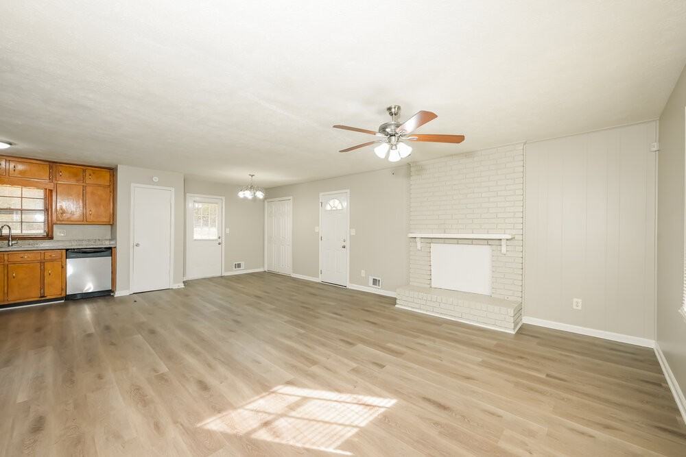 6490 Executive Dr - Photo 3 of 16